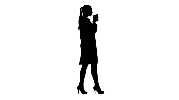 Silhouet Vrouwelijke arts drinken van koffie en wandelen. — Stockfoto