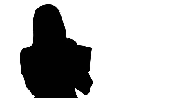 De jonge vrouw silhouet met boodschappentassen praten op mobiele telefoon. — Stockfoto
