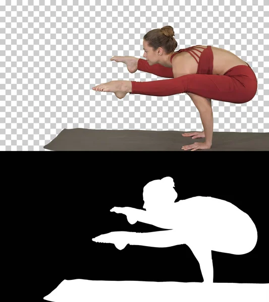 Schöne junge, fitte Frau in Sportbekleidung beim Handstand, Variation der Firefly-Haltung, Tittibhasana, Alpha Channel — Stockfoto