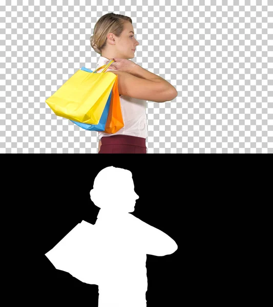 Jonge gelukkige vrouw met boodschappentassen lopen, Alpha Channel — Stockfoto