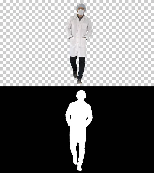 戴口罩走路的年轻男医生，阿尔法通道 — 图库照片