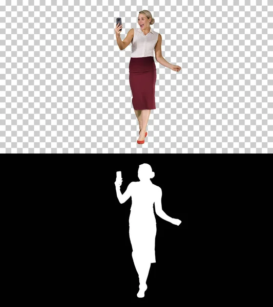 スマート フォン、アルファ チャネルを使用してビデオ通話歩行の女性 — ストック写真