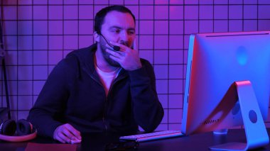 Programlama ve kodlama teknolojilerin geliştirilmesi. Sıkılmış programcı çalışma.