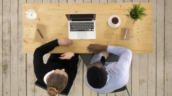 İş, teknoloji ve office kavramı - ciddi iş adamı ve iş kadını ile görüntülü görüşme yapma laptop — Stok fotoğraf