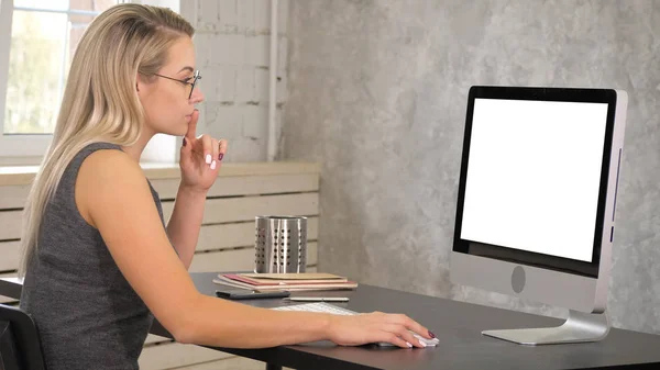 Atractiva mujer de negocios madura que trabaja en la computadora en su estación de trabajo. Pantalla blanca. — Foto de Stock