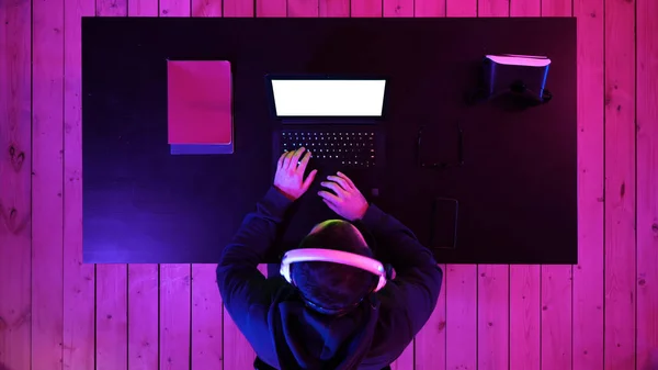 Young gamer playing video game wearing headphone. White Display. — Stock Photo, Image