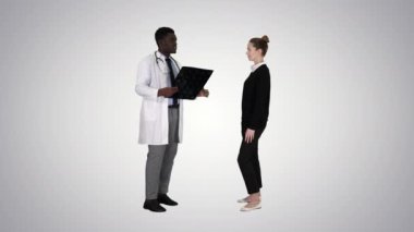 Tam boy. Doktor bir hastaya röntgen sonuçlarını gösterip sonra da hastanın arka planda kalmasını sağlıyor. 4K çözünürlükte profesyonel atış. 012. Kullanabilirsin, mesela. Ticari videonuzda, tıbbi