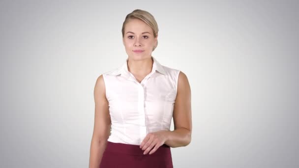 Formal gekleidete junge Frau geht vor die Kamera, Alpha Channel — Stockvideo