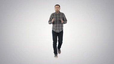 Üzerine gelip bir şeyler açıklamaya degrade arka plan üzerinde yürüyen adam.