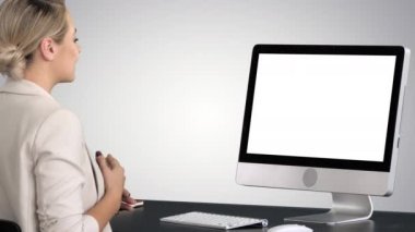 Bilgisayarın monitörüne geri görüş. Gradyan arka planda genç bir bayanla görüntülü sohbet. 4K çözünürlükte profesyonel atış. 007. Kullanabilirsin, mesela. Ticari videonuzda, iş
