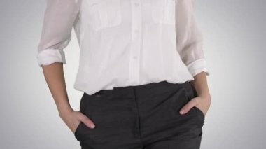 Ona ceplerinde degrade arka plan üzerinde eller ile yürüme ile rahat iş kadın.