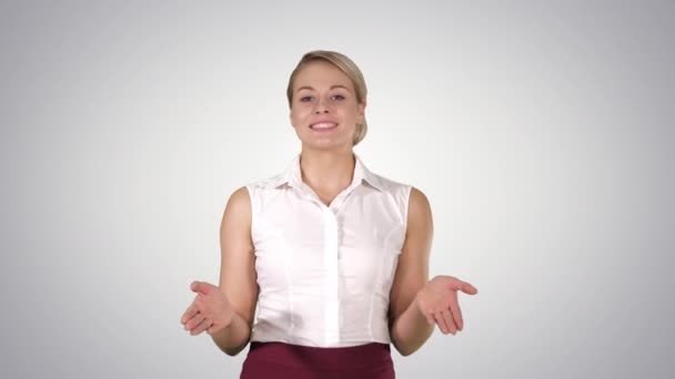 Veselá Mladá krásná žena mluví na kameru při chůzi, alfa kanál — Stock video