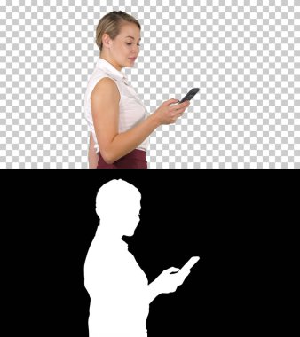 Yarım uzunluk portre seyir onun telefon, alfa kanalı genç iş kadını