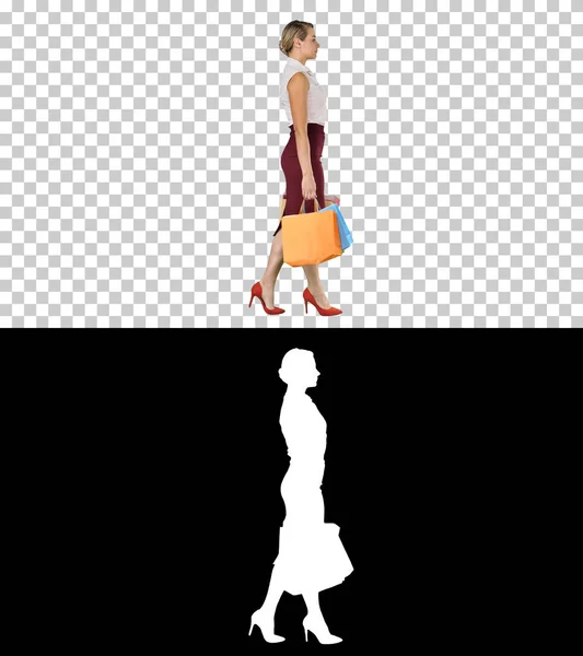 Kağıt Poşetler her elinde tutan ve yürüme, alfa kanalı mutlu tam uzunlukta kadın — Stok fotoğraf