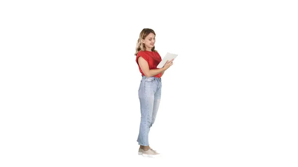 Kvinna i ledig använda tablett på vit bakgrund. — Stockfoto