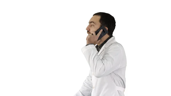 医者は白い背景に携帯電話で話す. — ストック写真
