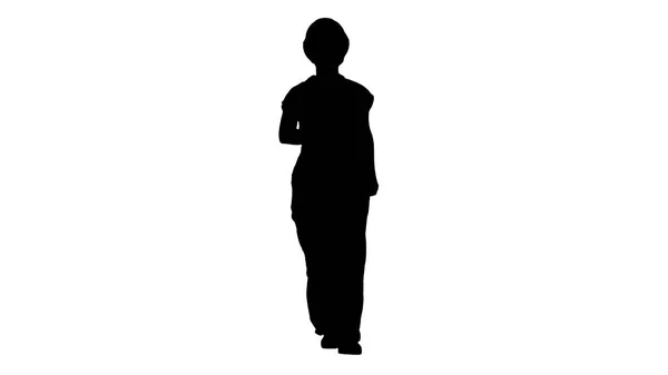 Silhouette Fiduciosa donna di fronte esperta che cammina con voglia di lavorare . — Foto Stock