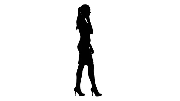 Silhouette stilvolle Geschäftsfrau zu Fuß auf Besprechung und Anruf beim Kunden. — Stockfoto