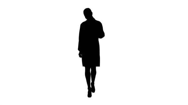 Silhouette Médico mujer caminando con la tableta en las manos . — Foto de Stock