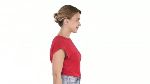 Chodící žena v džínách a tričko na bílém pozadí. — Stock video