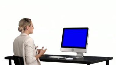 İş görüşmesi, iş kadını video konferansı, beyaz özgeçmiş. Mavi Ekran Modifiye Görüntüsü.
