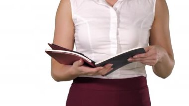 Eller kadın defter tutan ve beyaz zemin üzerine bakarak sayfaları çevirme.