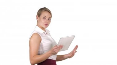 Tablet ile yürüyüş ve geniş kamera için beyaz arka plan üzerinde konuşurken gülümseyen kadın büro memuru.