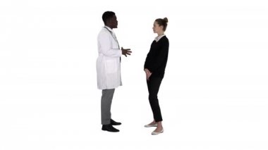 Erkek Afrikalı doktor beyaz arka planda kadın hastayla konuşuyor..