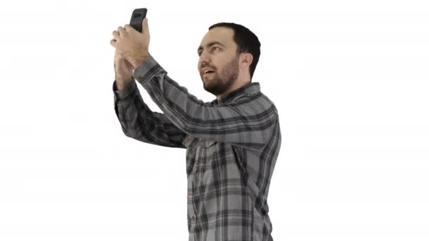 Joven tomando una selfie sobre fondo blanco. — Vídeos de Stock