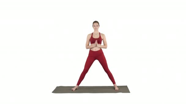 Giovane yogi donna attraente pratica concetto di yoga, in piedi in Utthita parsvakonasana esercizio su sfondo bianco. — Video Stock