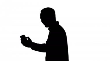 Siluet Genç adam akıllı telefonuyla selfie çekiyor..