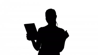 Siluet Mutlu kadın tablet video aracılığıyla sohbet.