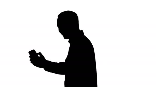 Silhouette Junger Mann macht Selfie-Foto mit Smartphone. — Stockvideo