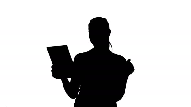 Silhouette Mujer feliz charlando a través de videollamada en la tableta. — Vídeos de Stock