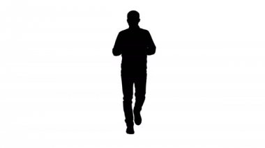 Tam boy portre. Siluet yürüyen adam bir şeyi işaret edip açıklıyor. 4K çözünürlükte profesyonel atış. 004. Kullanabilirsin, mesela. ticari videonuzda, işinizde, sunumunuzda, yayınınızda