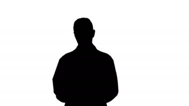 Siluet Doktor yürürken tablet kullanıyor.