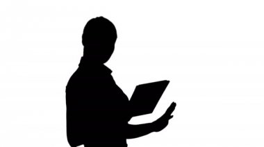 Tablet ile yürüyüş ve geniş kameraya konuşurken gülümseyen siluet kadın büro memuru.