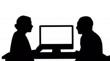 Siluet İş adamları ekranın etrafında toplanıp ekranda ne olduğunu konuşuyorlar..