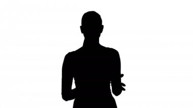 Yürüyüş ve açıklayan veya sunan kamera konuşmak siluet işkadını.