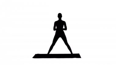 Tam yol ileri. Siluet genç yogi çekici kadın yoga yapıyor, Utthita parsvakonasana egzersizinde duruyor. 4K çözünürlükte profesyonel atış. 009. Kullanabilirsin, mesela. Senin...