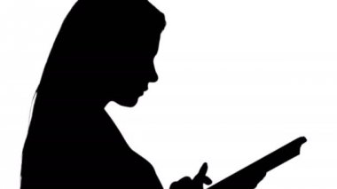 Siluet Tablet kullanan hoş bir kadın.