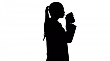 Siluet kadın doktor kahve içiyor ve yürüyor..