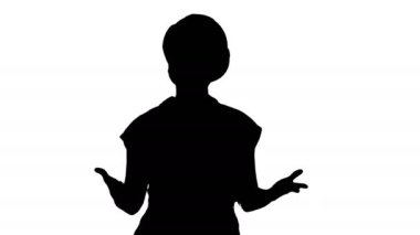 Orta boy. Siluet Mutlu İnşaatçı Kadın Kamerayla Konuşuyor. 4K çözünürlükte profesyonel atış. 006. Kullanabilirsin, mesela. ticari videonuzda, işinizde, sunumunuzda, yayınınızda 