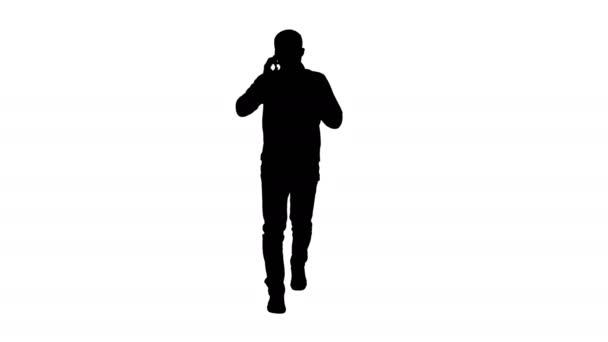 轮廓严肃的人一边走路一边用手机说话. — 图库视频影像