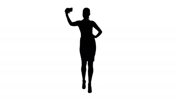 Silhueta Sorrindo mulher atraente tirar uma selfie enquanto caminha. — Vídeo de Stock