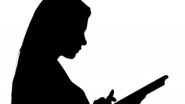 Silueta Příjemná žena používající tabletu. — Stock video