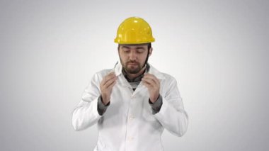 Şeffaf Emanet el koruyucu gözlük degrade arka plan üzerinde çalışırken çalışan gözlük.