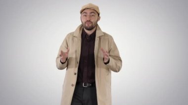 Orta boy. Trençkotlu yakışıklı adam yürüyor ve arka planda kamerayla konuşuyor. 4K çözünürlükte profesyonel atış. 006. Kullanabilirsin, mesela. Ticari videonuzda, iş