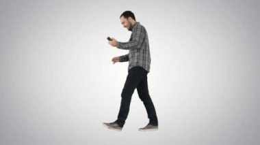 Çekici bir adam kısa koyu saçlı resimleri selfie üzerinde gradyan arka planı yaptıktan sonra kontrol.