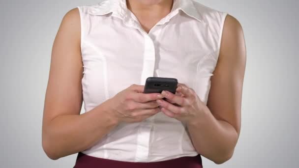Manos de mujer sosteniendo el teléfono celular, canal alfa — Vídeos de Stock